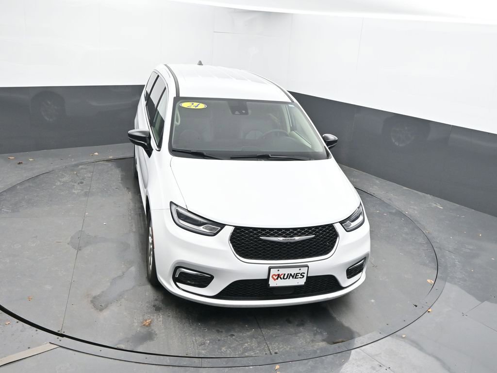 Used 2024 Chrysler Pacifica Touring-L image 46