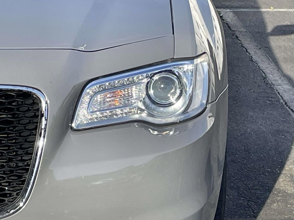 Used 2018 Chrysler 300 Touring w/ Driver Convenience Group image 13