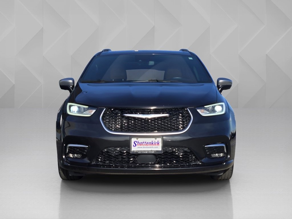 Used 2021 Chrysler Pacifica Pinnacle image 2