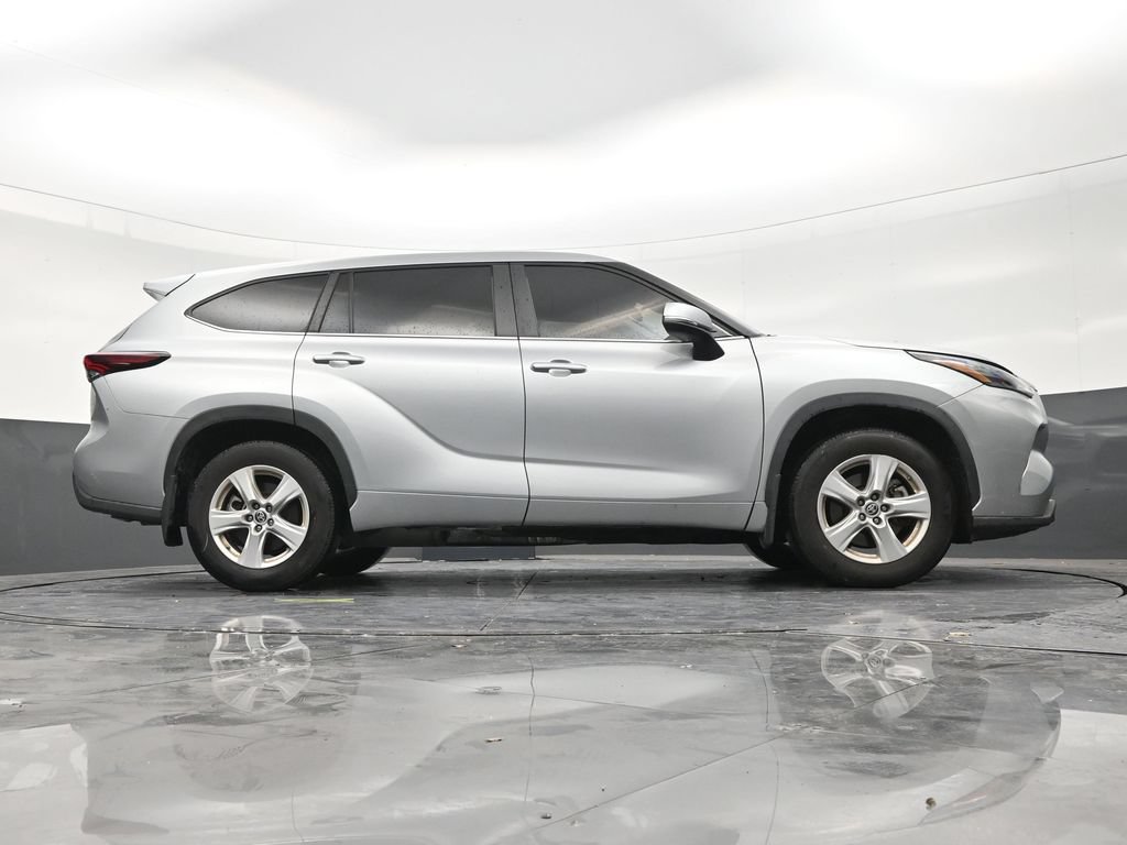 Used 2024 Toyota Highlander LE FWD image 24