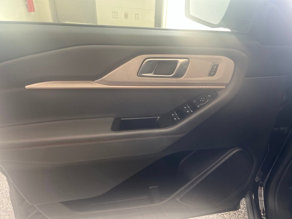 Used 2025 Ford Explorer Active AWD/4WD image 12