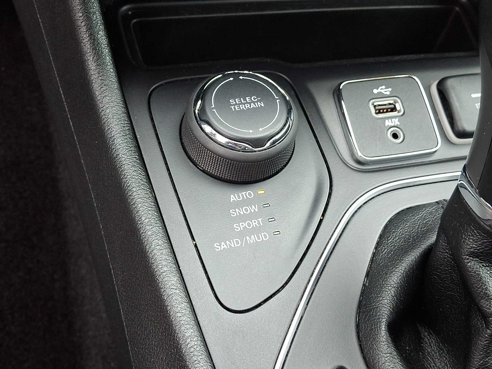 Used 2019 Jeep Cherokee Latitude Plus AWD/4WD image 23