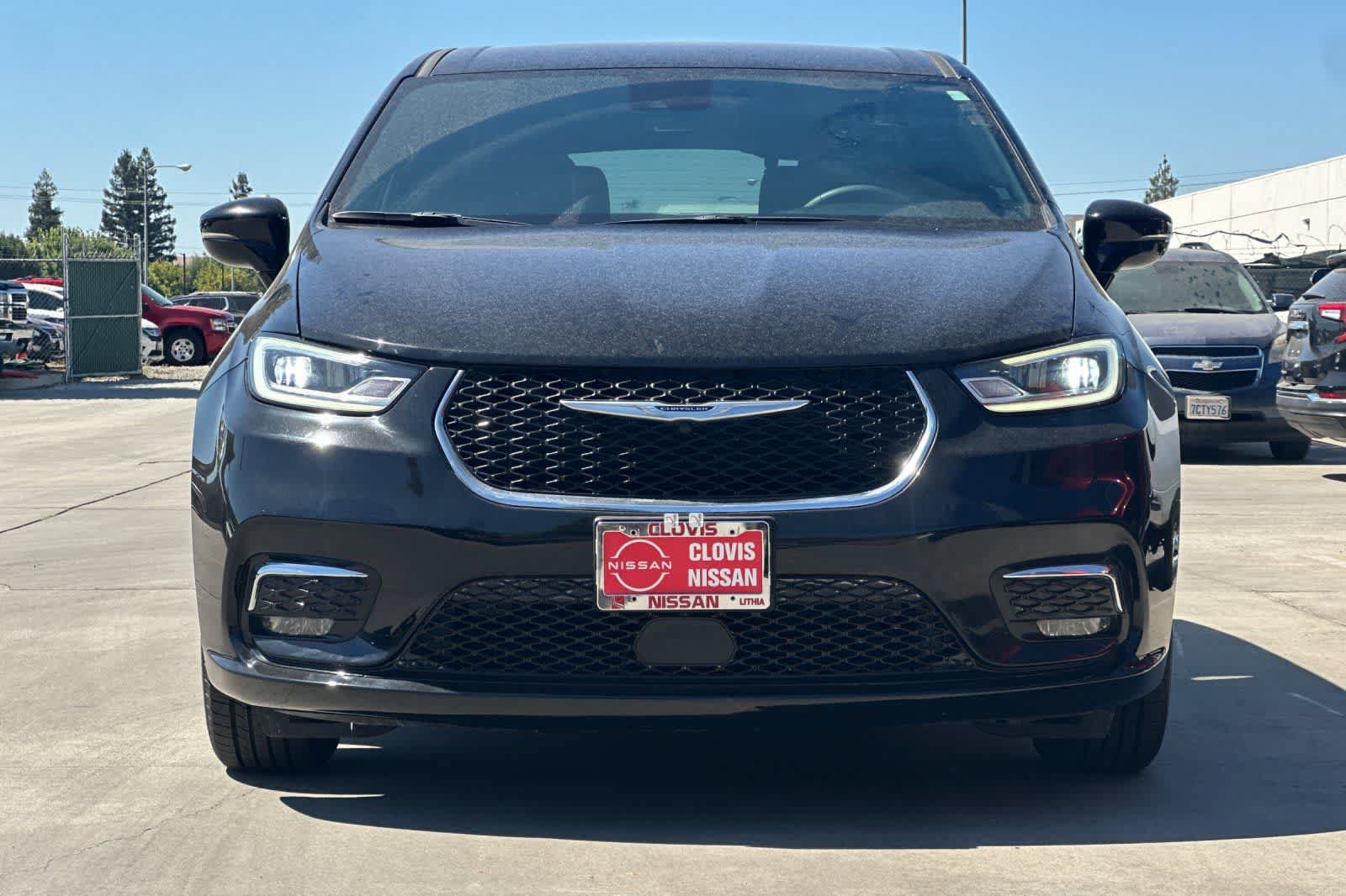 Used 2025 Chrysler Pacifica Select FWD image 11
