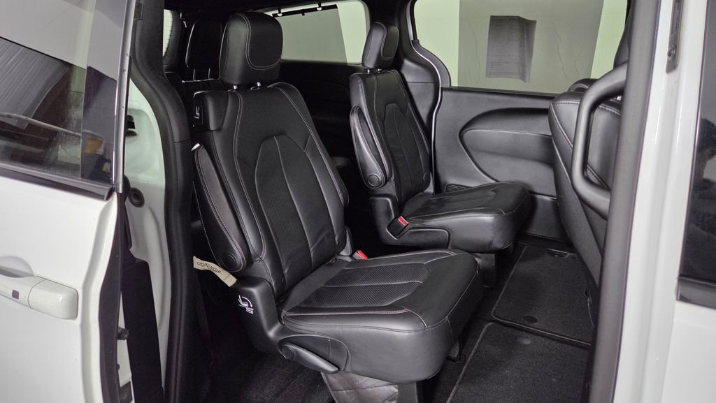 Used 2018 Chrysler Pacifica Touring-L Plus w/ S Appearance Package FWD image 33