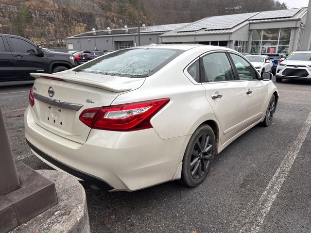 Used 2017 Nissan Altima 2.5 SL w/ Moonroof Package image 4