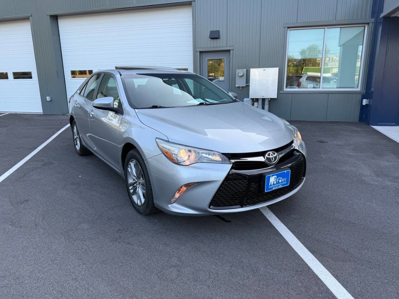 Used 2016 Toyota Camry SE w/ Moonroof Package image 4