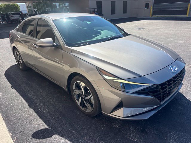 Used 2023 Hyundai Elantra SEL w/ Convenience Package FWD image 3