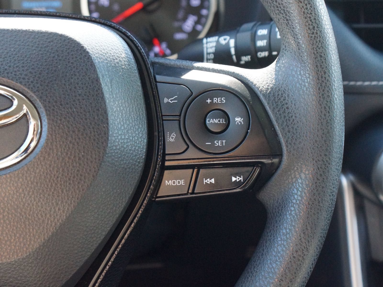 Used 2019 Toyota RAV4 XLE w/ Convenience Package FWD image 11