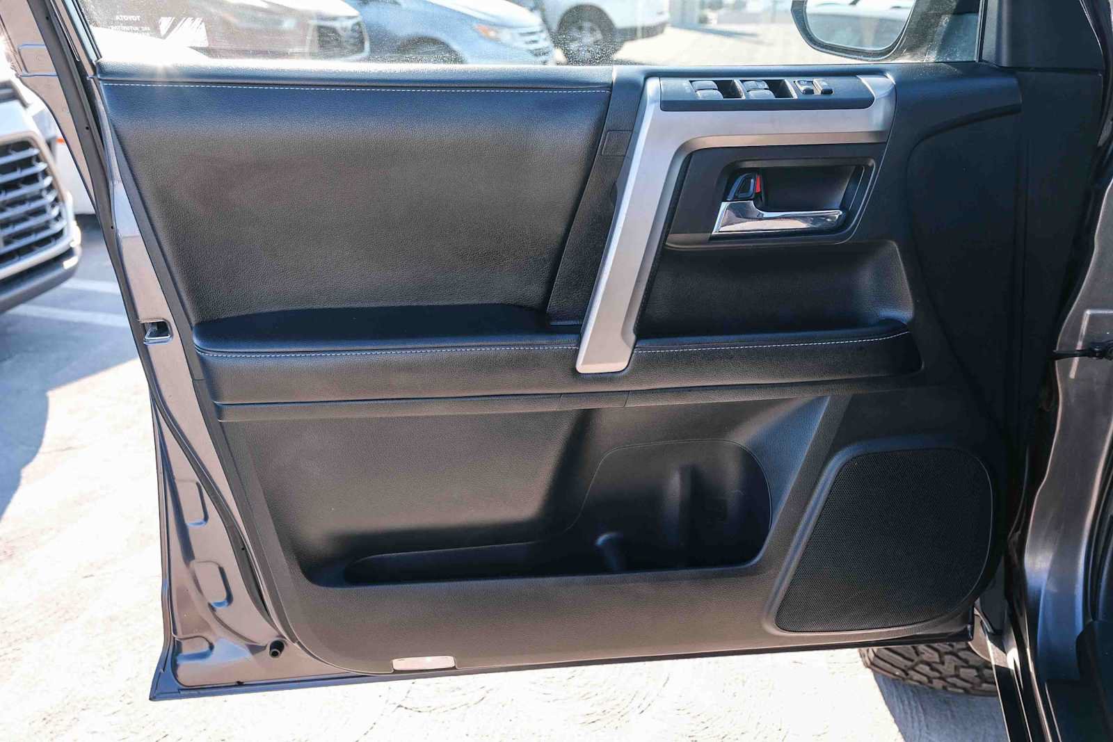 Used 2017 Toyota 4Runner SR5 AWD/4WD image 23