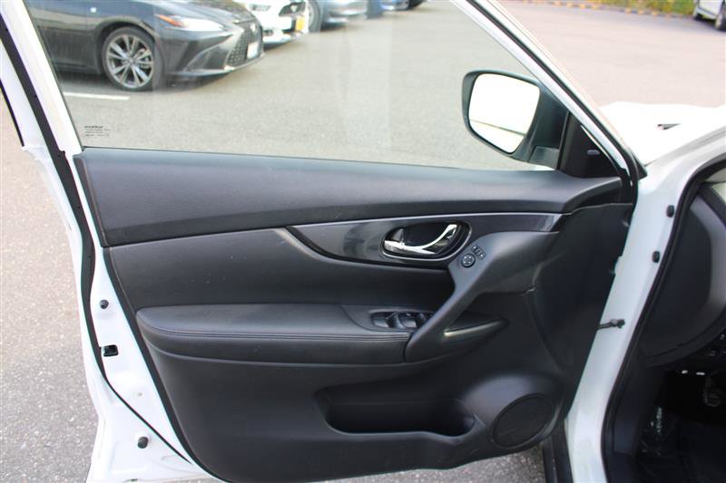 Used 2017 Nissan Rogue SV image 12