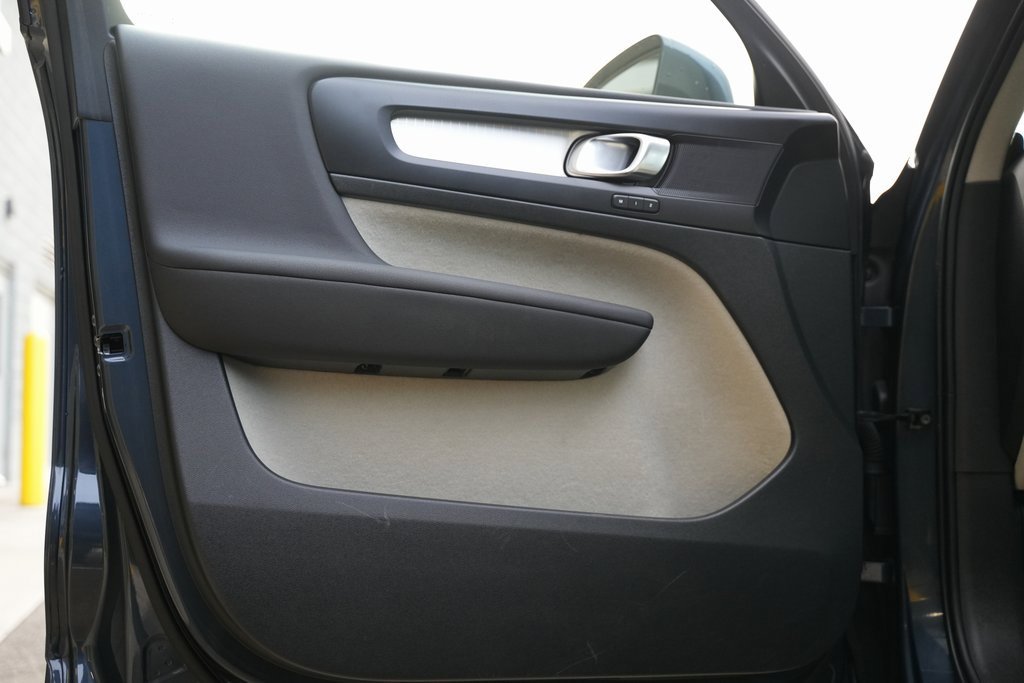 Used 2021 Volvo XC40 T5 Momentum w/ Premium Package image 44