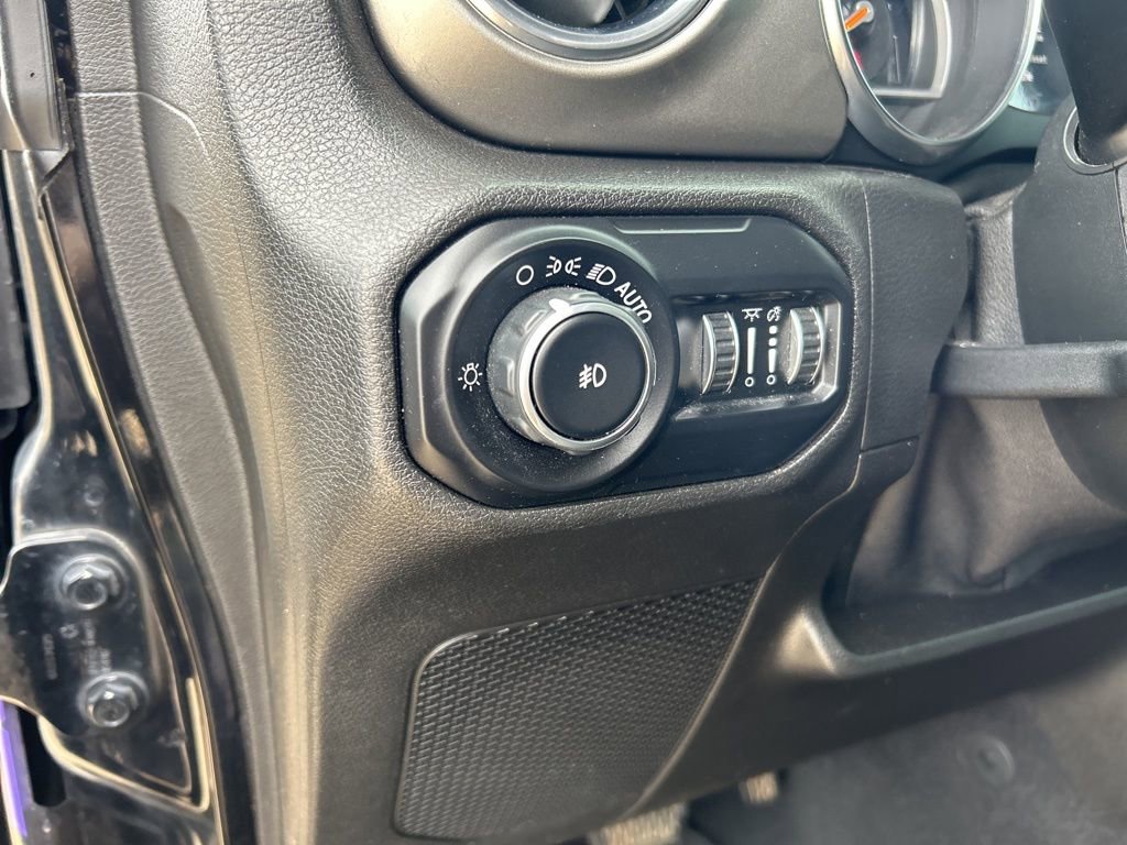 Used 2019 Jeep Wrangler Unlimited Sahara AWD/4WD image 14