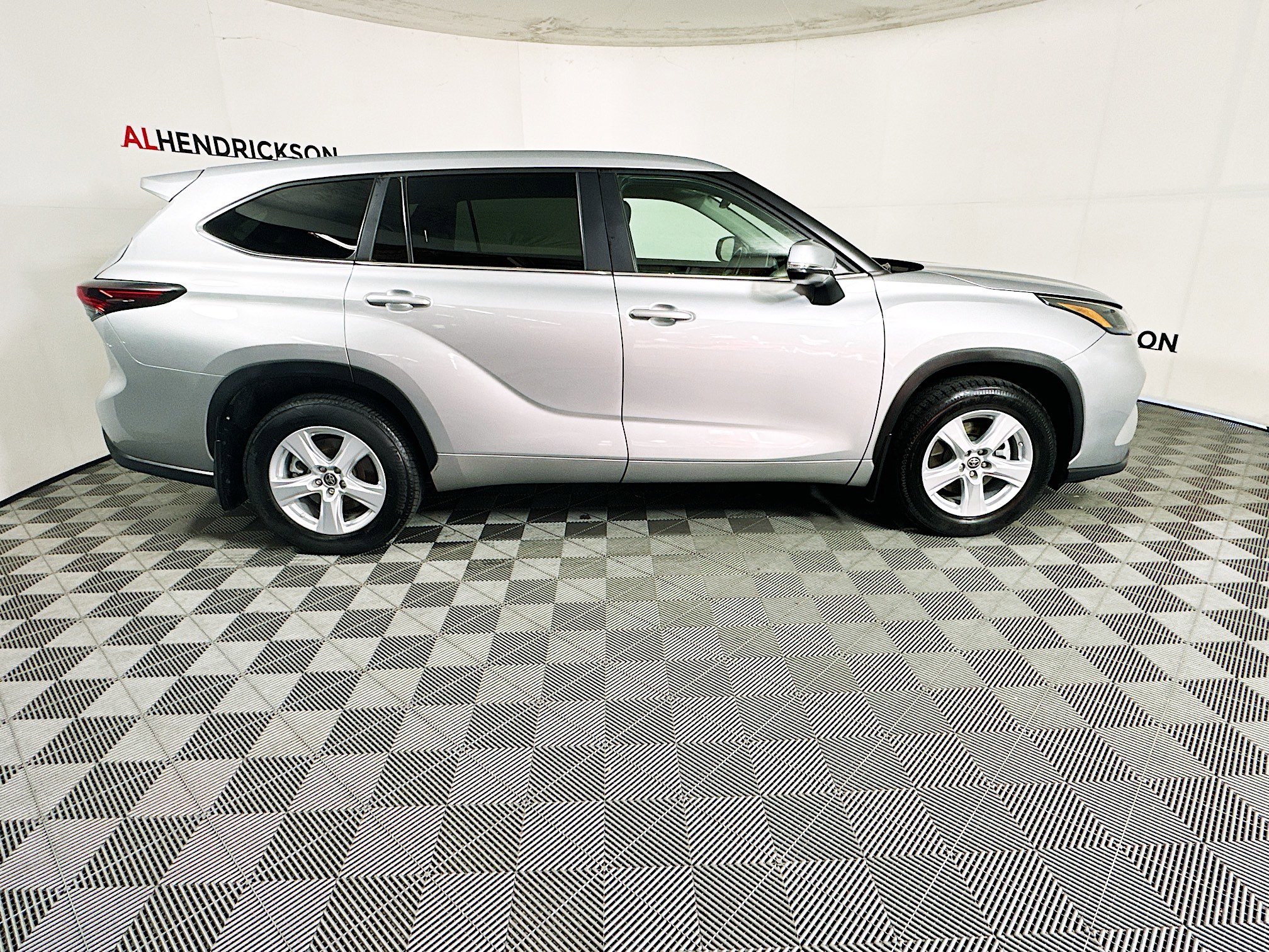 Used 2024 Toyota Highlander LE image 2