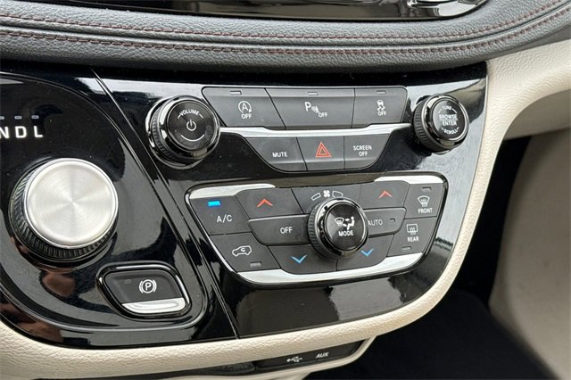 Used 2020 Chrysler Pacifica Limited image 27