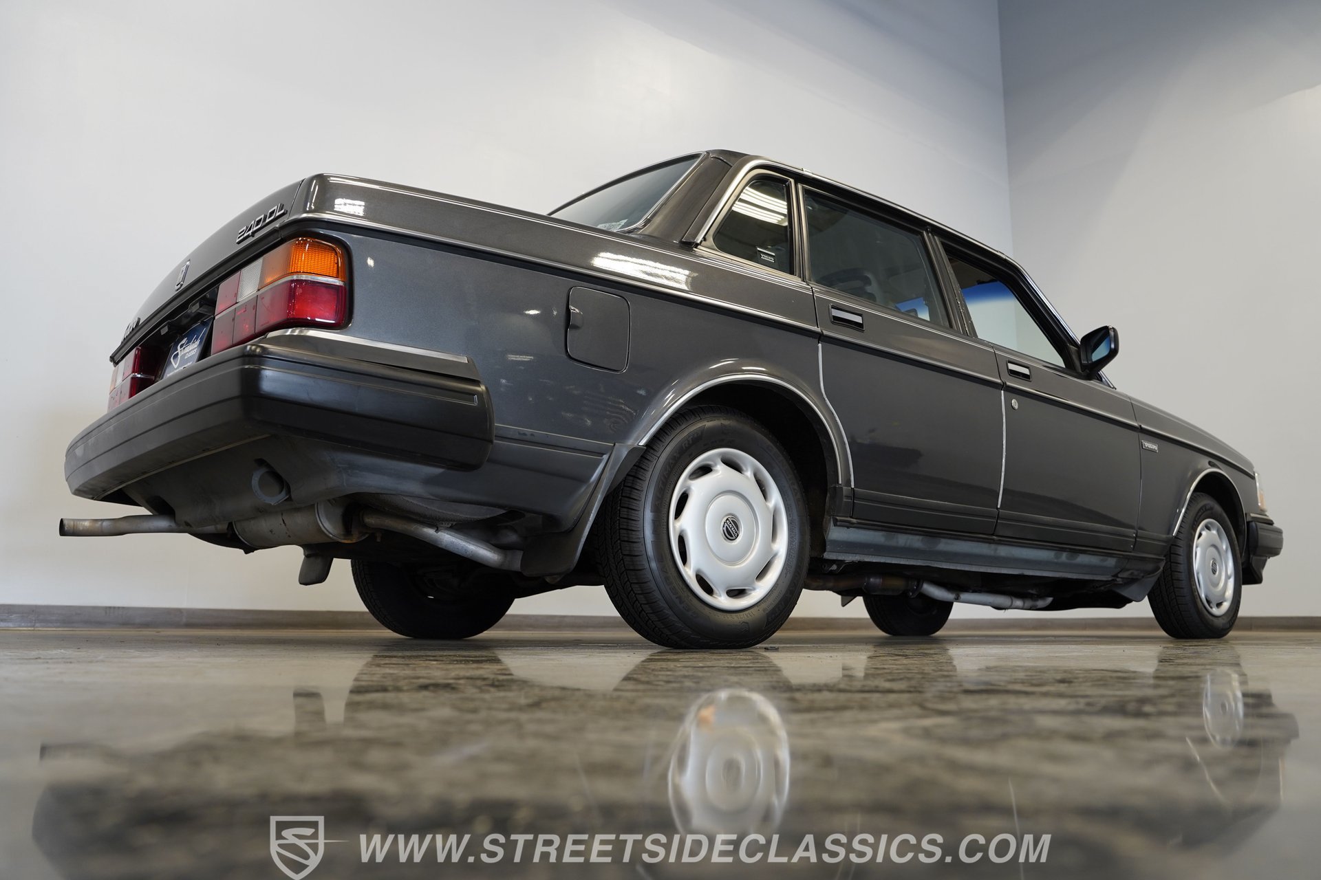 Used 1988 Volvo 240 Sedan RWD image 30