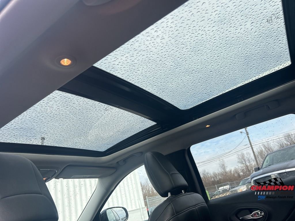 Used 2019 Jeep Cherokee Latitude Plus w/ Comfort/Convenience Group image 12