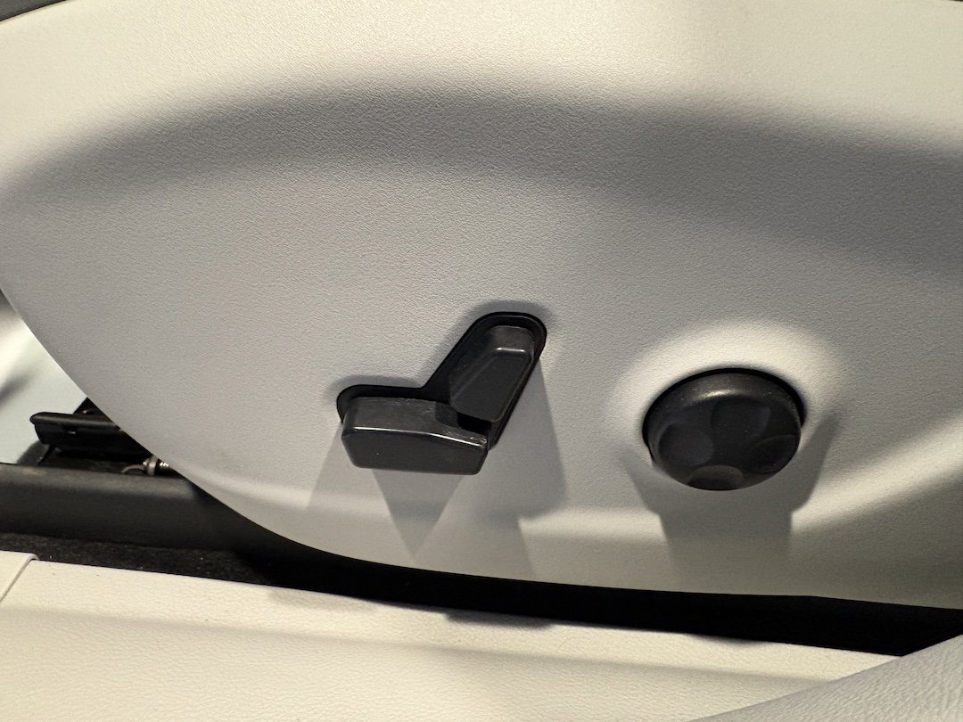 Used 2019 Jeep Cherokee Limited image 24