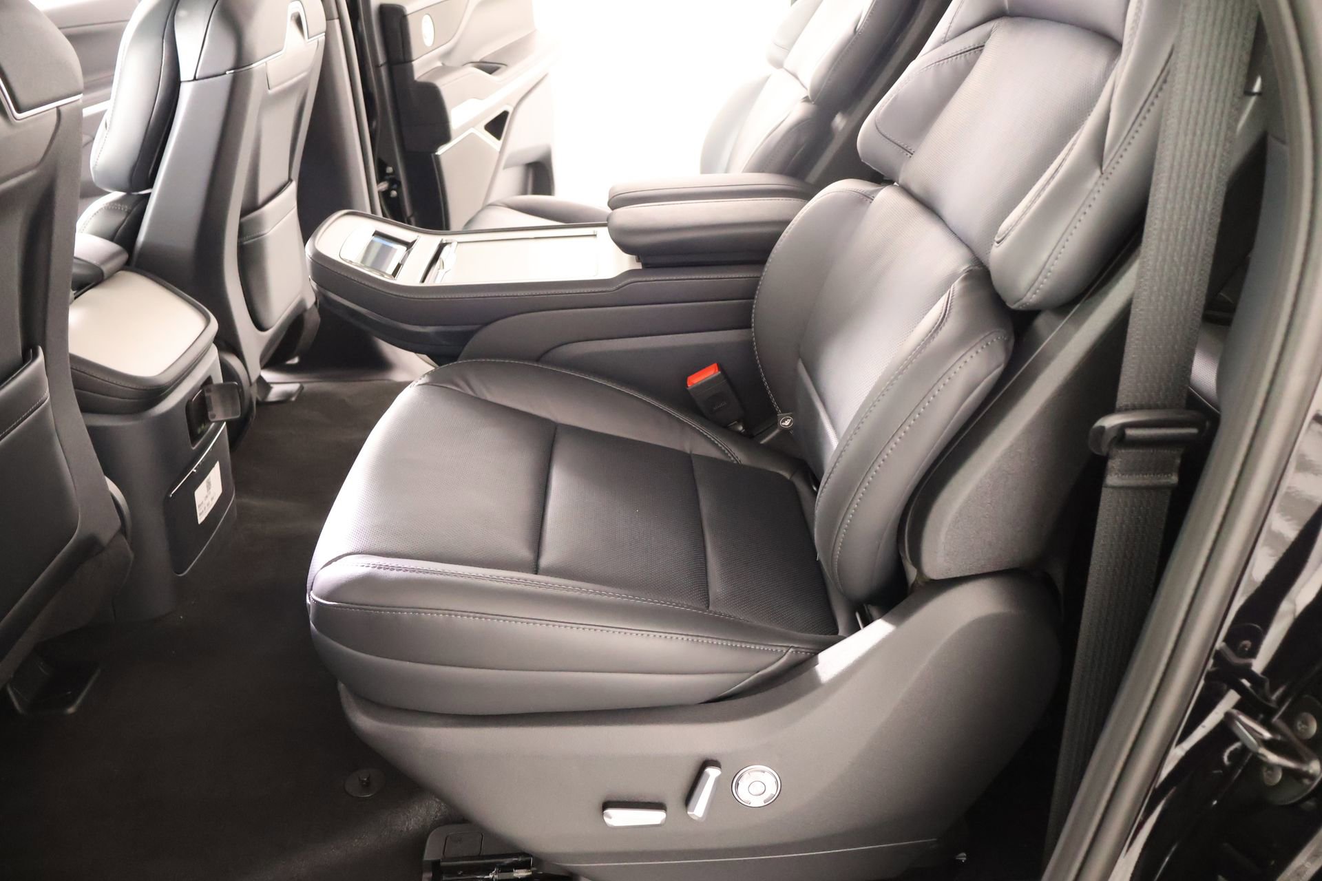 New 2026 Lincoln Navigator L Reserve w/ Jet Appearance Package AWD/4WD image 12