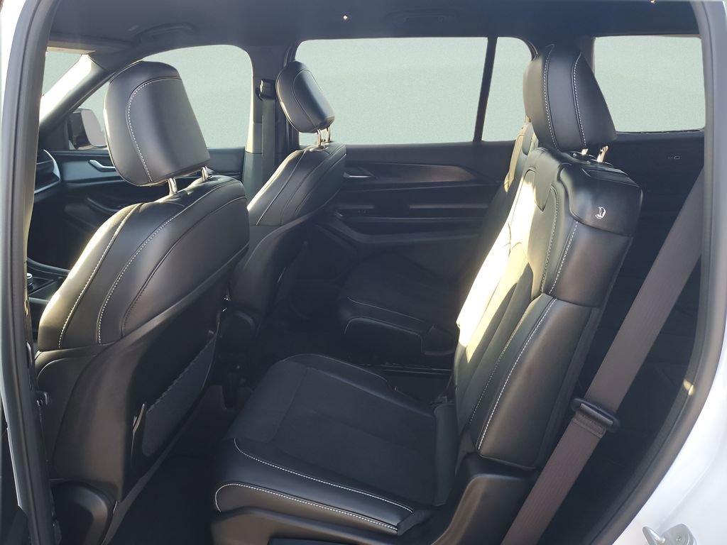 Used 2025 Jeep Grand Cherokee L Laredo image 23