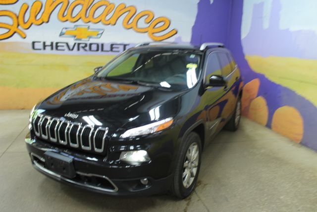 Used 2017 Jeep Cherokee Limited w/ Luxury Group AWD/4WD image 4