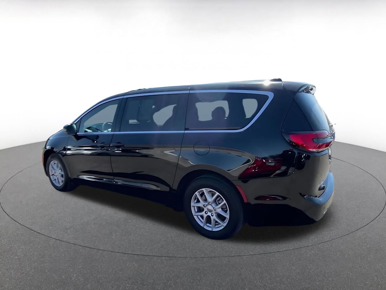 Used 2025 Chrysler Pacifica Select image 10