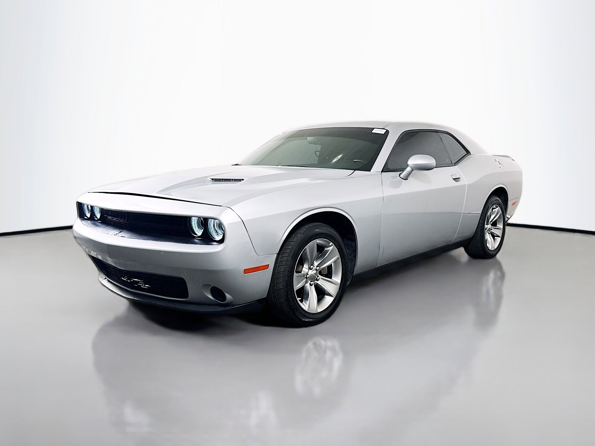 Used 2022 Dodge Challenger SXT image 4
