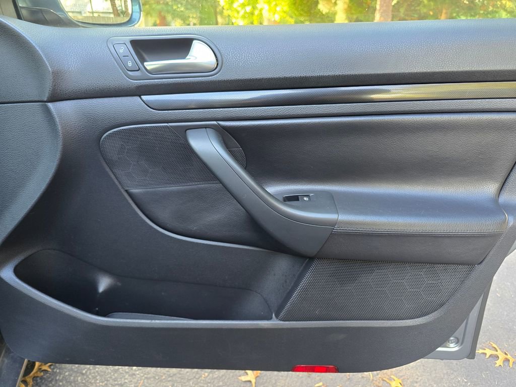 Used 2011 Volkswagen Jetta SE w/ Wheel & Sunroof Pkg FWD image 17