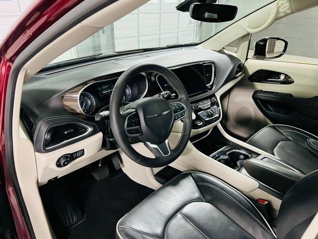 Used 2023 Chrysler Pacifica Limited image 25
