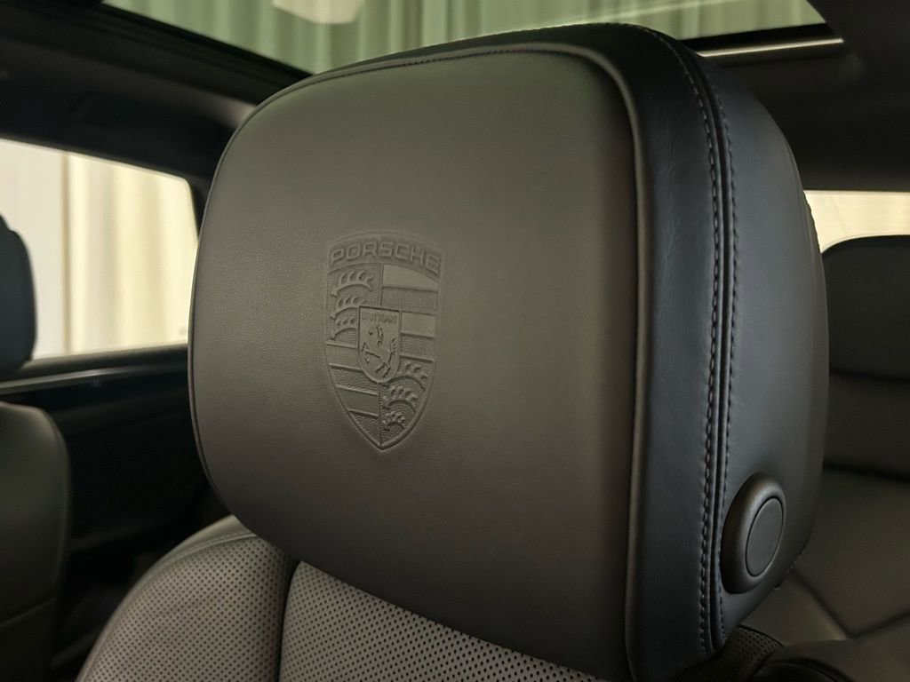 Certified 2023 Porsche Macan Turbo image 6
