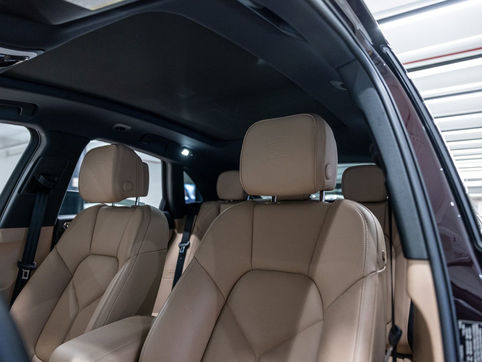 Certified 2024 Porsche Macan AWD/4WD image 5