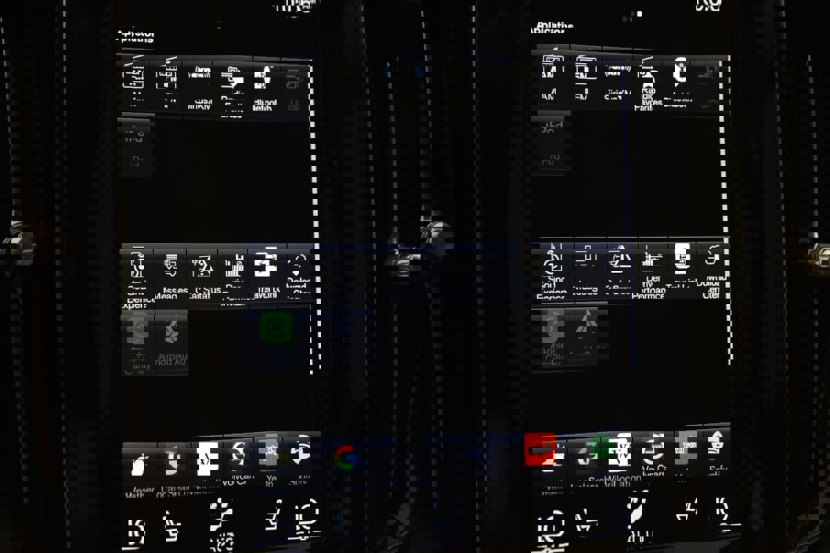 Used 2019 Volvo XC60 T5 Momentum w/ Multimedia Package image 33