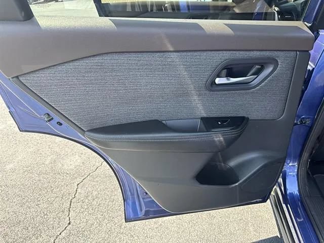 Used 2022 Nissan Rogue SV AWD/4WD image 13
