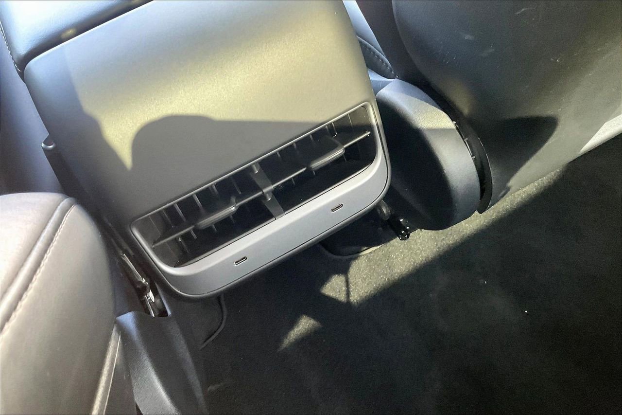 Used 2022 Tesla Model Y Long Range image 18