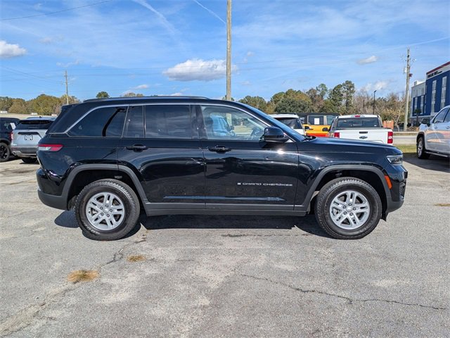 Used 2023 Jeep Grand Cherokee Laredo image 2
