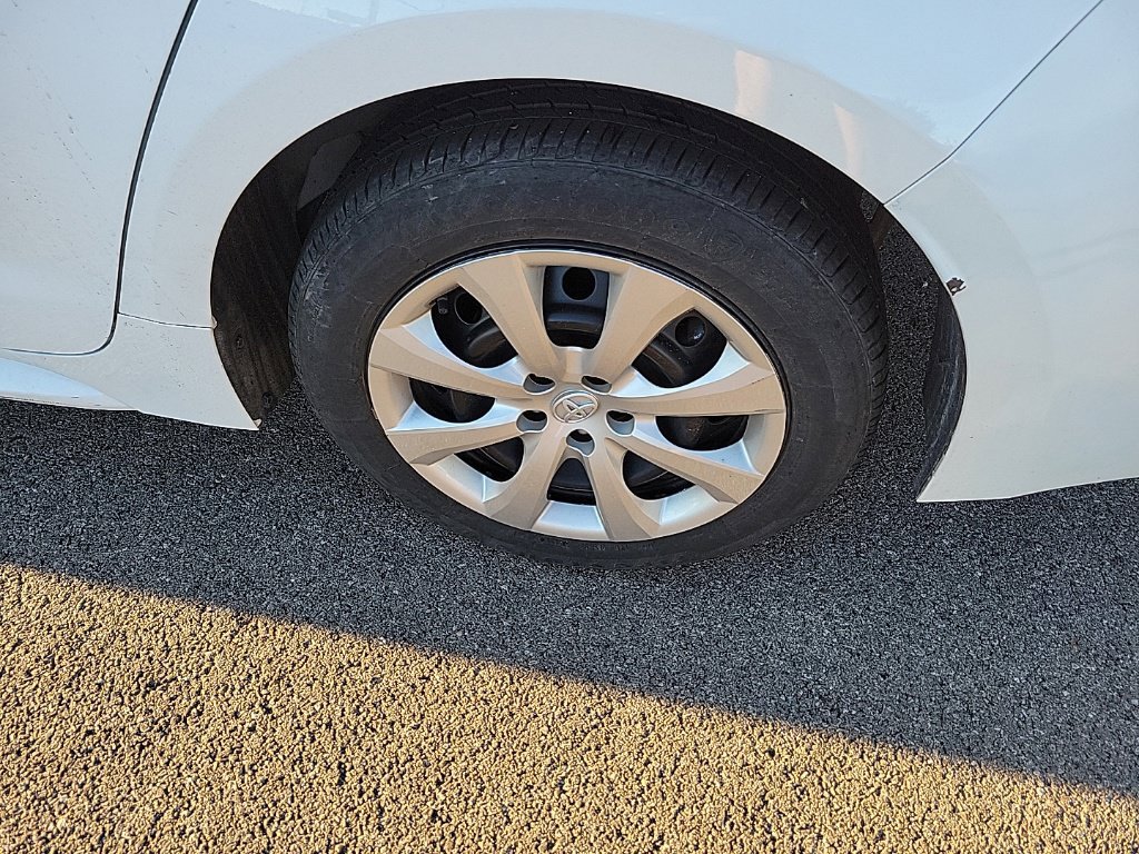 Used 2025 Toyota Corolla LE FWD image 5