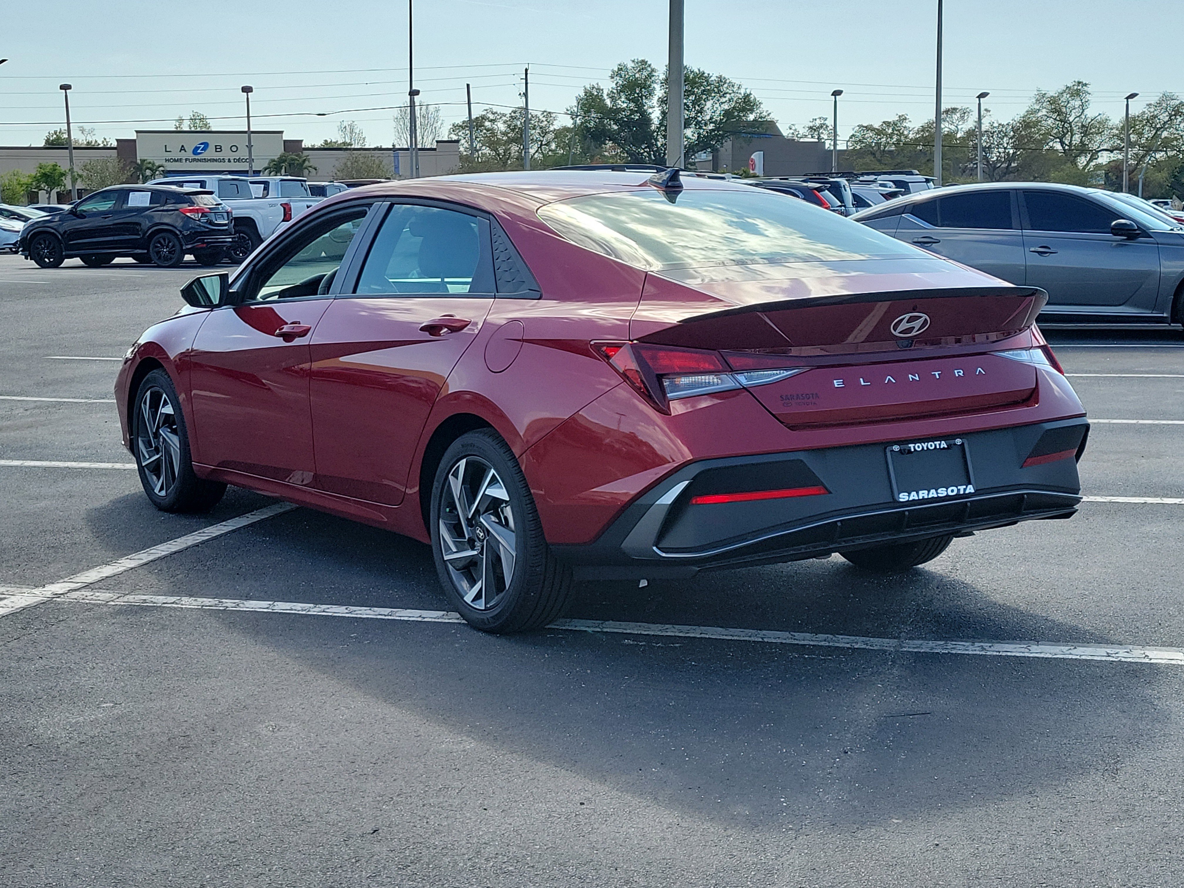 Used 2025 Hyundai Elantra Sport image 4