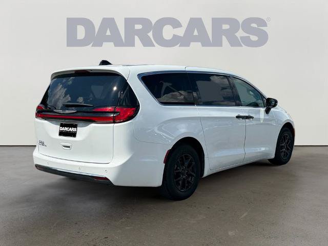 Used 2024 Chrysler Pacifica Touring-L FWD image 5
