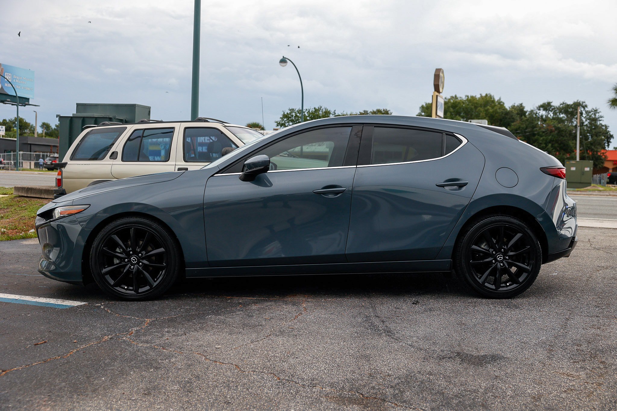 Used 2019 MAZDA MAZDA3 Hatchback w/ Premium Package FWD image 4