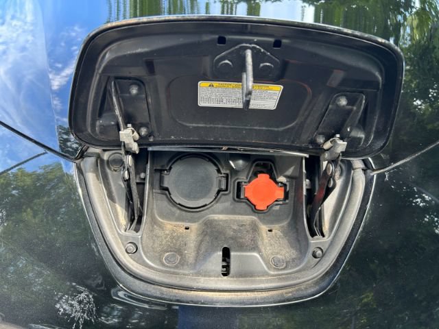 Used 2015 Nissan Leaf SL FWD image 37