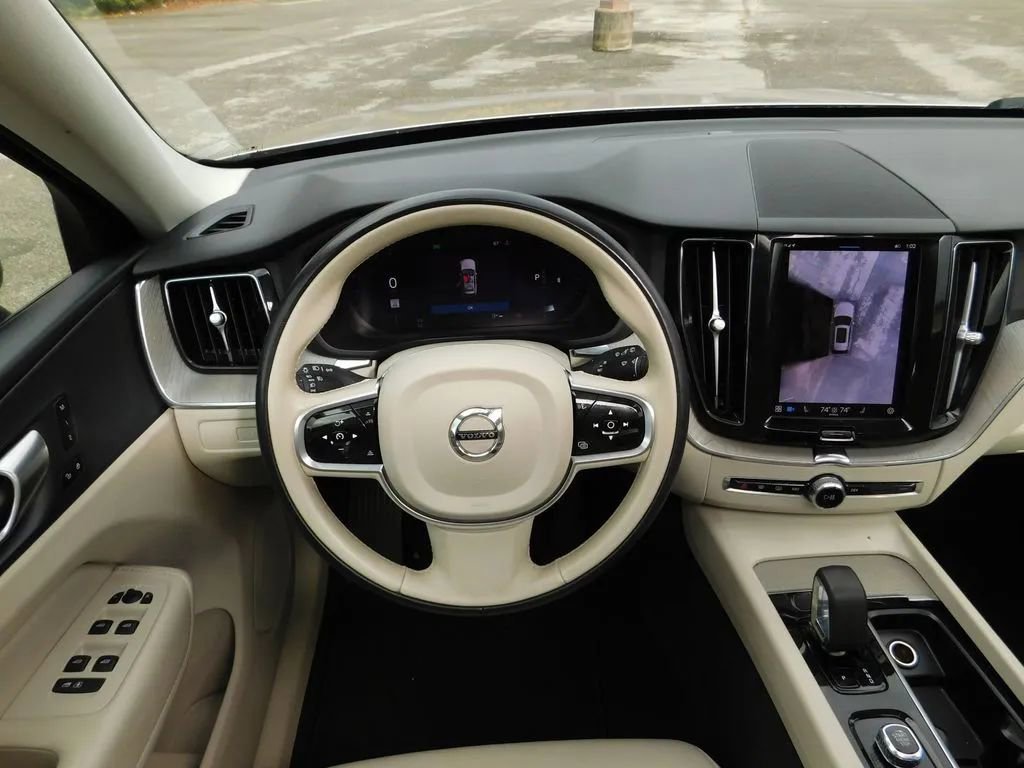 Used 2024 Volvo XC60 B5 Plus image 12