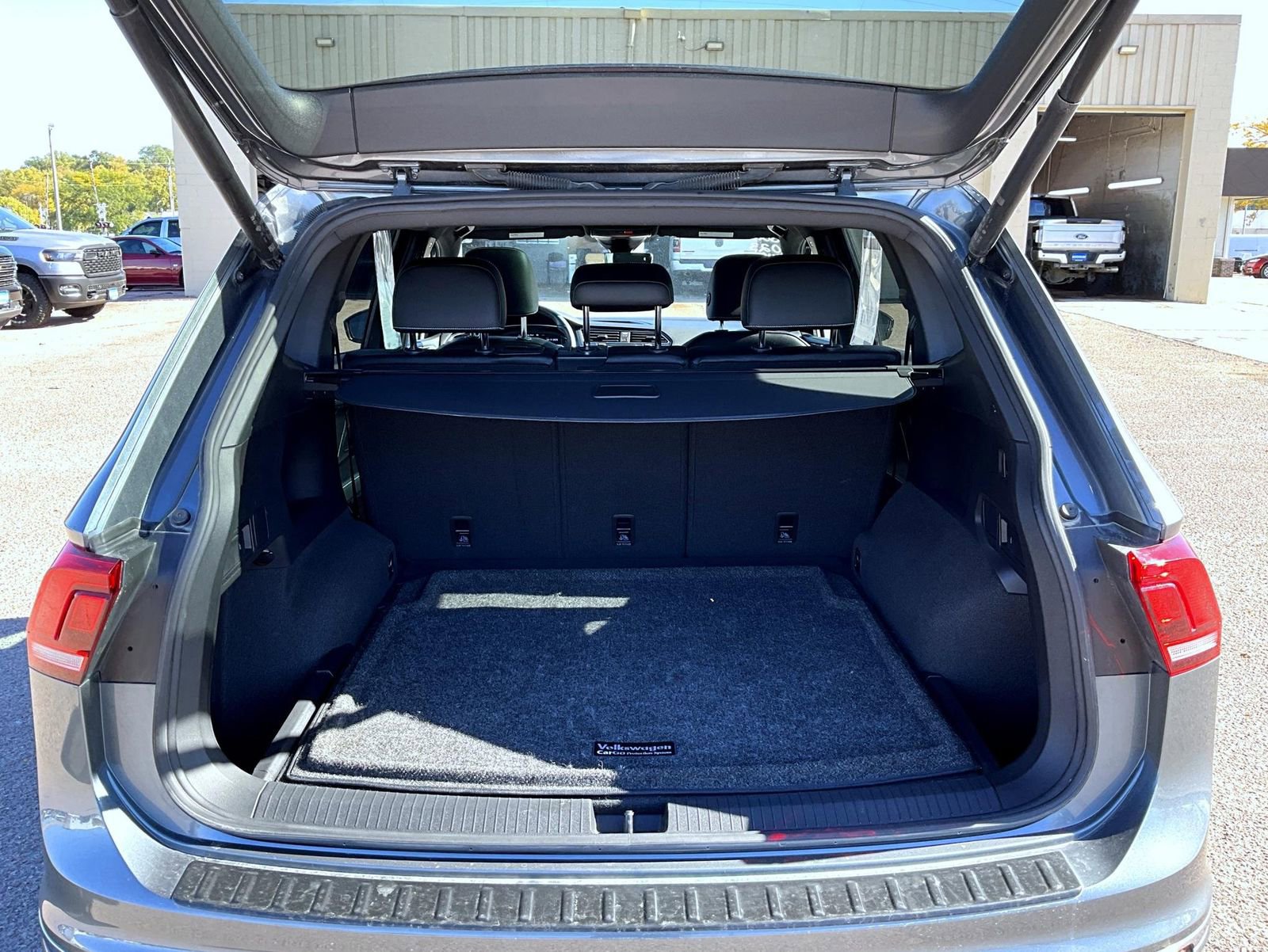 Used 2023 Volkswagen Tiguan SEL R-Line image 9