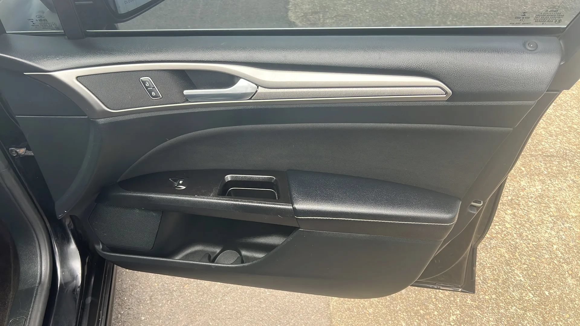 Used 2017 Ford Fusion SE FWD image 6