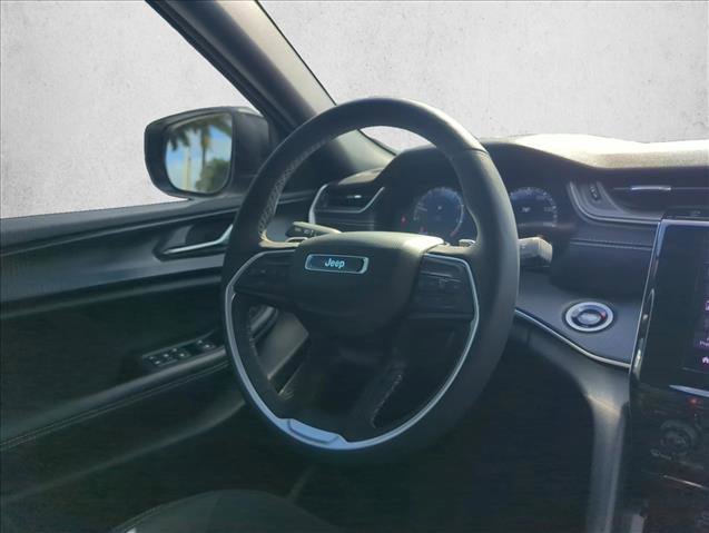 Used 2025 Jeep Grand Cherokee Laredo w/ Luxury Tech Group I RWD image 25