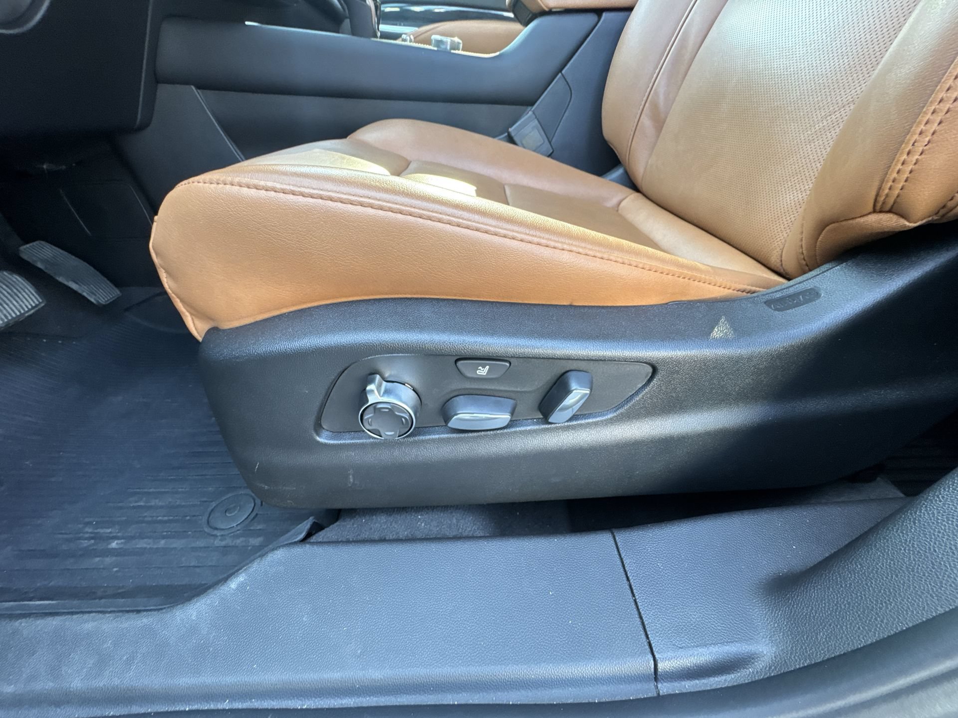 Used 2024 Cadillac XT4 Premium Luxury w/ Technology Package AWD/4WD image 12