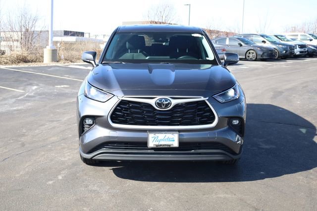 Used 2024 Toyota Highlander LE image 3