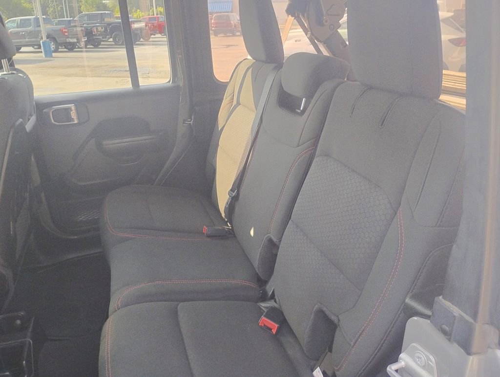 Used 2022 Jeep Wrangler Unlimited Rubicon w/ Cold Weather Group image 18