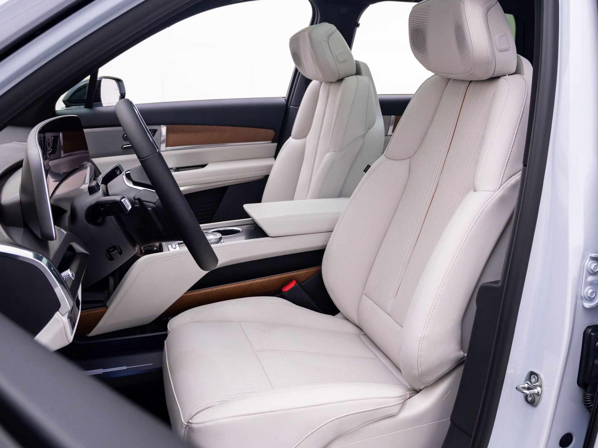 New 2026 Cadillac Vistiq Sport w/ LPO, Floor Liner Package AWD/4WD image 17