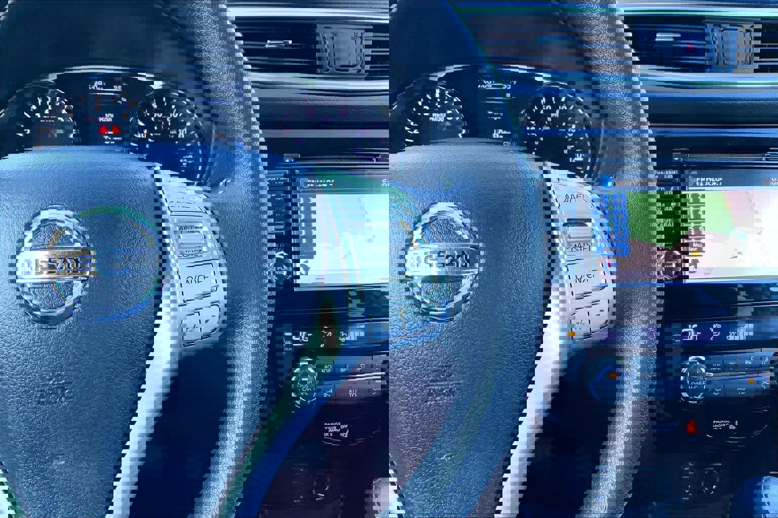 Used 2014 Nissan Rogue SV w/ SV Premium Package image 25