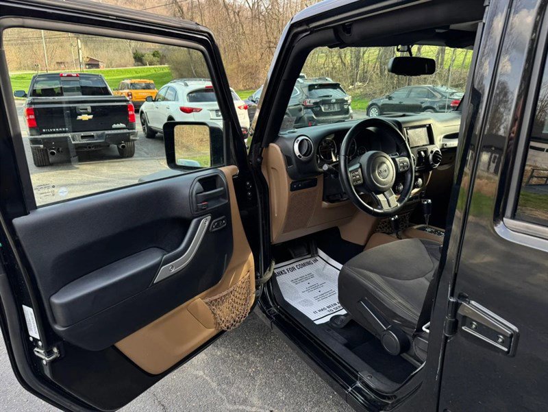 Used 2015 Jeep Wrangler Unlimited Rubicon w/ Connectivity Group image 9