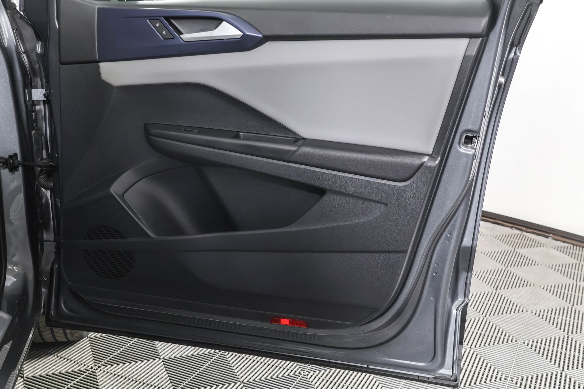 Used 2022 Volkswagen Taos SE w/ Panoramic Sunroof Package image 46